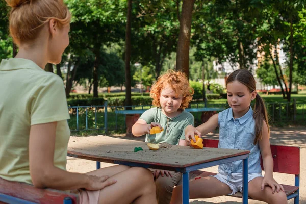 Donna Seduta Vicino Bambini Che Giocano Con Giocattoli Sabbia Nel — Foto Stock