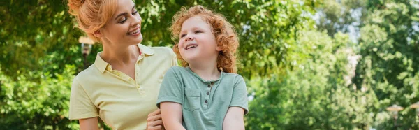 Glückliche Mutter Lächelt Neben Rothaarigem Sohn Freien Banner — Stockfoto