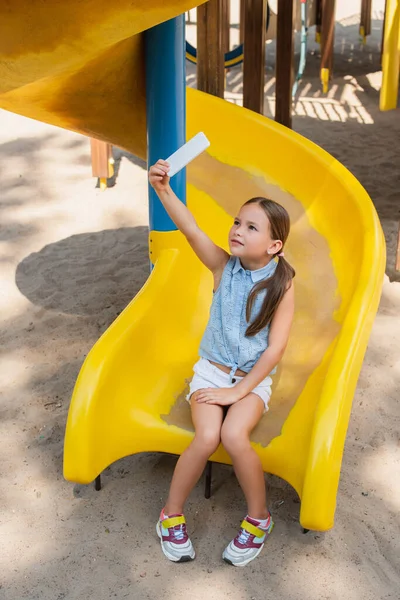 Visão Comprimento Total Menina Shorts Tomando Selfie Corrediça Parque Diversões — Fotografia de Stock