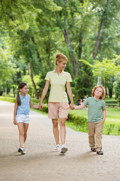 Glückliche Frau Hält Händchen Mit Kindern Beim Spazierengehen Park — Stockfoto