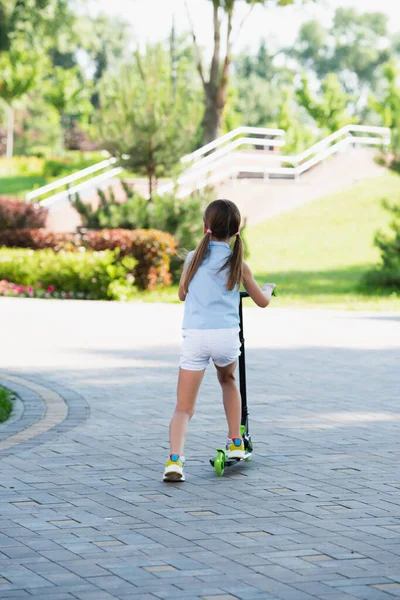 Vista Trasera Chica Pantalones Cortos Montar Patinete Scooter Parque Verano —  Fotos de Stock