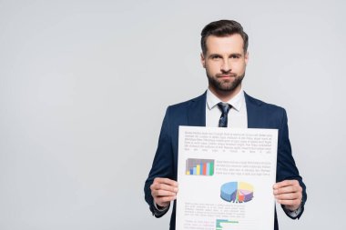 Gri üzerine izole edilmiş kameraya bakarken analitik gösteren ekonomist