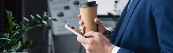 Bijgesneden Weergave Van Econoom Met Koffie Gaan Berichten Mobiele Telefoon — Stockfoto