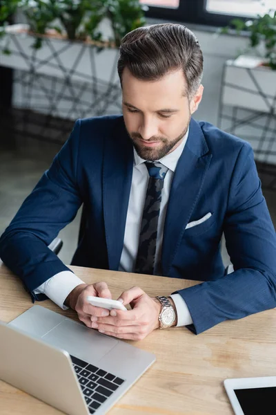 Economist Formal Wear Using Smartphone While Working Laptop — стоковое фото