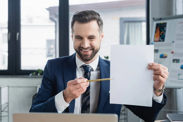Gülümseyen Ekonomist Ofisteki Boş Kağıda Kalemle Işaret Ediyor — Stok fotoğraf