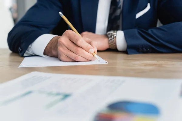 Vista Parcial Escritura Economista Con Lápiz Oficina Primer Plano Borroso —  Fotos de Stock