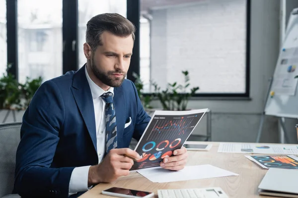 Serieuze Econoom Zoek Naar Infographics Tijdens Het Werken Het Kantoor — Stockfoto