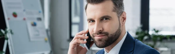 Бородатий Бізнесмен Говорить Мобільному Телефоні Дивиться Камеру Офісі Банер — стокове фото