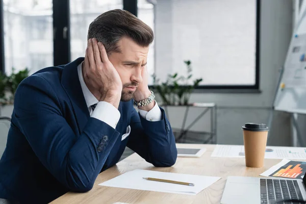 Economista Sconvolto Seduto Sul Posto Lavoro Vicino Documenti Caffè Andare — Foto Stock