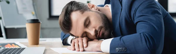 Economista Exausto Dormindo Local Trabalho Perto Café Para Banner — Fotografia de Stock