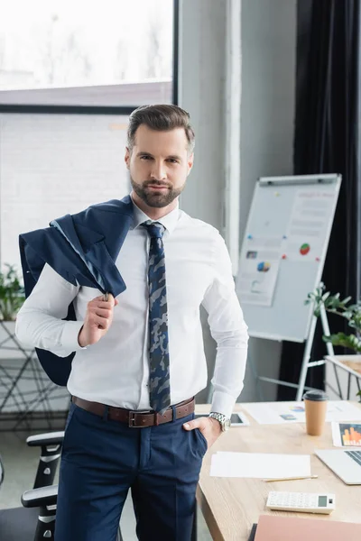 Ökonom Weißen Hemd Steht Mit Der Hand Der Tasche Und — Stockfoto