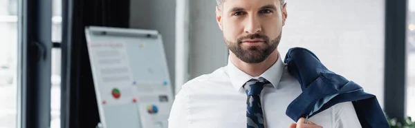 Homem Negócios Camisa Branca Segurando Blazer Olhando Para Câmera Escritório — Fotografia de Stock