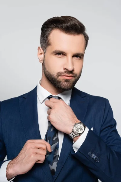 Homme Affaires Confiant Blazer Bleu Ajustant Cravate Isolé Sur Gris — Photo