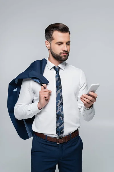 Economista Camisa Branca Segurando Blazer Smartphone Isolado Cinza — Fotografia de Stock