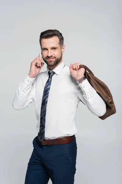 Hombre Negocios Positivo Con Maletín Hablando Teléfono Inteligente Sonriendo Cámara — Foto de Stock