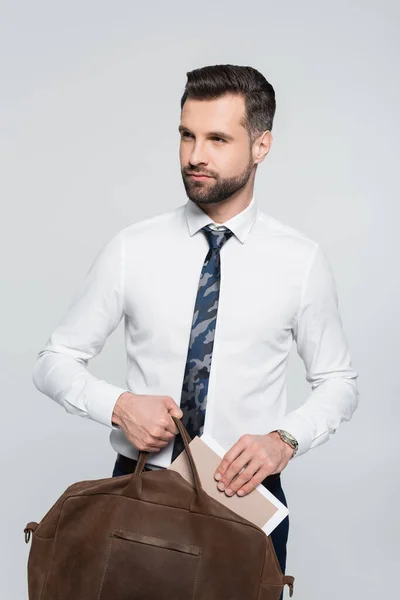 Geschäftsmann Weißen Hemd Hält Aktentasche Und Ordner Der Hand Während — Stockfoto