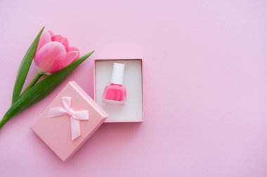 Pembe lalenin yanındaki hediye kutusunun içindeki oje manzarası.