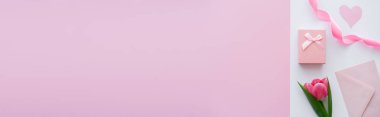 Beyaz ve pembe üzerinde yay ve lale bulunan zarfın en üst görüntüsü, pankart