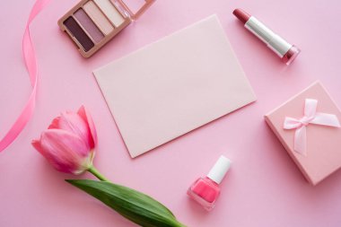 Dekoratif kozmetik ürünlerine yakın lale manzarası, zarf ve hediye paketi pembe