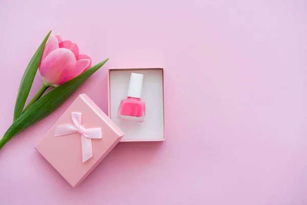 Bovenaanzicht Van Nagellak Binnenkant Van Geschenkdoos Bij Tulp Roze — Stockfoto