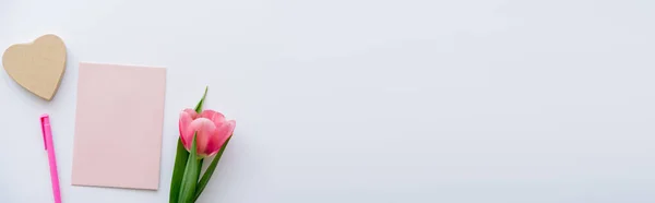 Pastel Zarfın Yanındaki Pembe Lale Manzarası Beyaz Afiş Üzerine Kalp — Stok fotoğraf