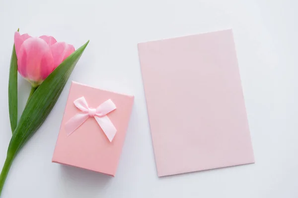 Vista Superior Envelope Perto Caixa Presente Tulipa Rosa Branco — Fotografia de Stock