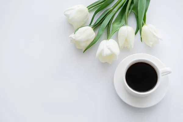 Вид Сверху Чашки Кофе Блюдце Рядом Тюльпанами Белом — стоковое фото