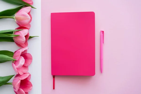 Bovenaanzicht Van Heldere Notitieboek Pen Buurt Van Tulpen Wit Roze — Stockfoto