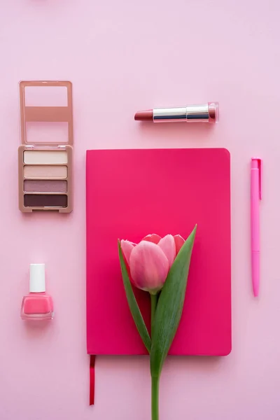 Vista Superior Tulipán Cuaderno Bolígrafo Cosméticos Decorativos Rosa —  Fotos de Stock