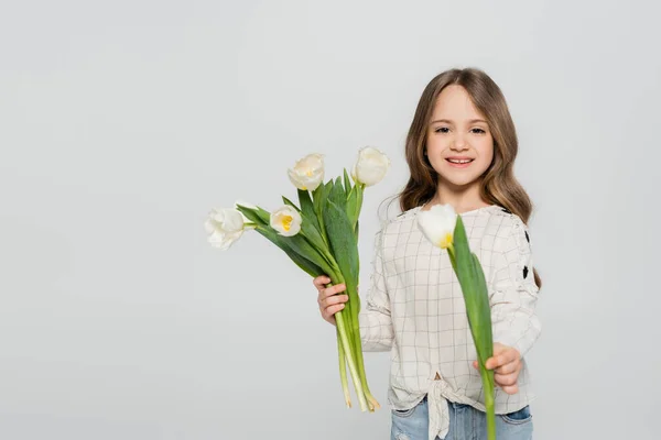 Chica Feliz Con Pelo Largo Sosteniendo Tulipanes Blancos Aislados Gris — Foto de Stock