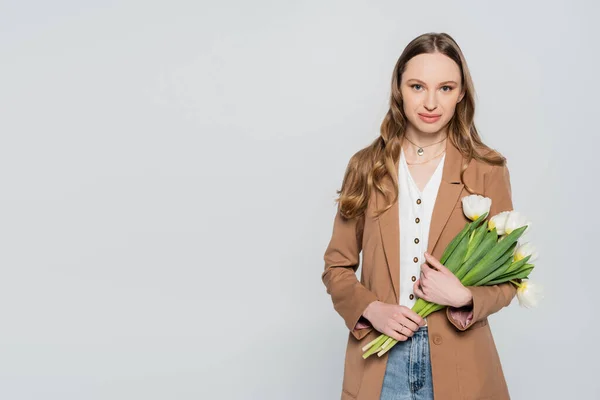 Hübsche Frau Beigen Blazer Mit Weißen Tulpen Auf Grauem Hintergrund — Stockfoto