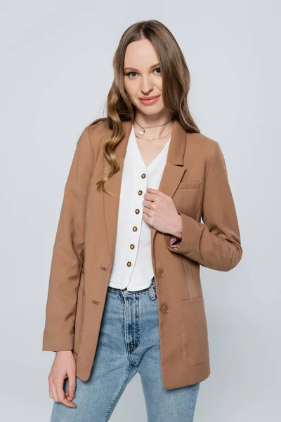 Vooraanzicht Van Lachende Vrouw Beige Blazer Kijkend Naar Camera Geïsoleerd — Stockfoto