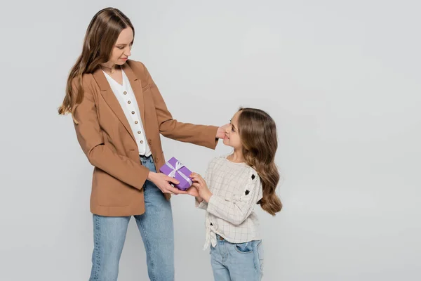 Sonriente Chica Presentando Madres Día Regalo Mamá Aislado Gris — Foto de Stock