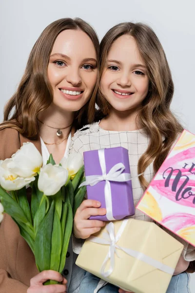 Feliz Mamá Hija Sonriendo Cerca Regalos Tulipanes Aislados Gris — Foto de Stock