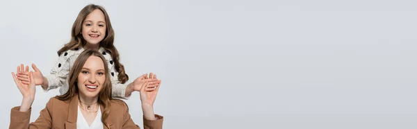 Жінка Тримає Руки Веселої Дочки Ізольовані Сірому Банер — стокове фото