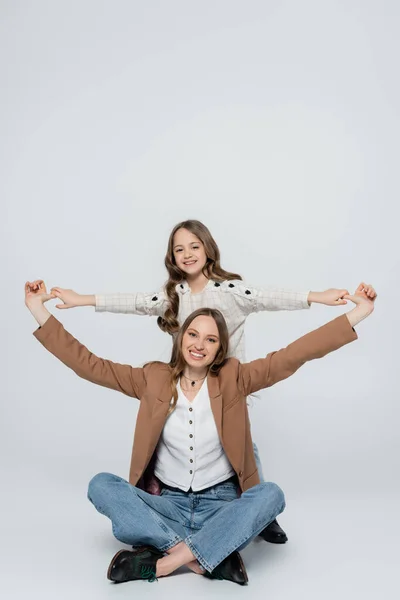 Upphetsad Flicka Som Håller Händer Med Glad Mamma Sitter Med — Stockfoto