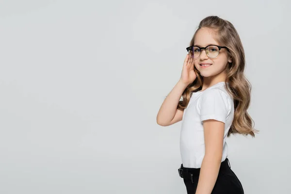 Χαμογελαστό Κορίτσι Λευκό Shirt Προσαρμογή Γυαλιά Απομονώνονται Γκρι — Φωτογραφία Αρχείου