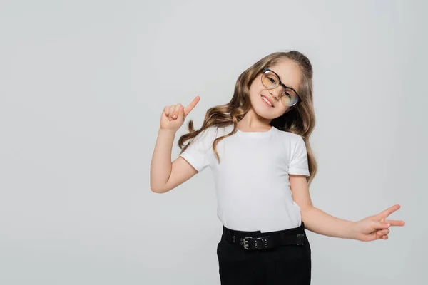Šťastná Dívka Brýlích Ukazující Znamení Vítězství Ukazující Prstem Izolovaným Šedé — Stock fotografie