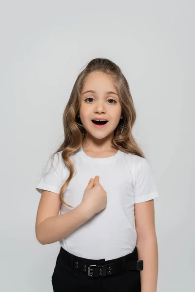 Užaslá Dívka Bílém Tričku Ukazuje Prstem Sebe Izolované Šedé — Stock fotografie