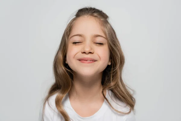 Retrato Menina Satisfeita Com Olhos Fechados Isolados Cinza — Fotografia de Stock