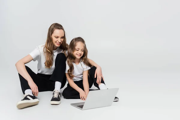 Szczęśliwy Matka Córka Oglądając Film Laptopie Szarym Tle — Zdjęcie stockowe