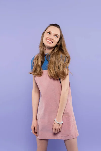 Retrato Mujer Ensueño Vestido General Sonriendo Aislado Púrpura — Foto de Stock