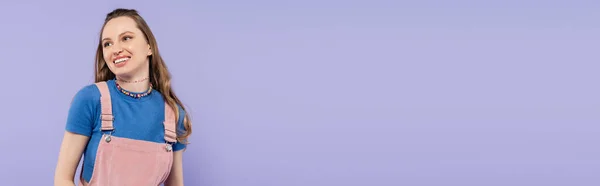 紫のバナーに身を包んだ陽気な女性 — ストック写真