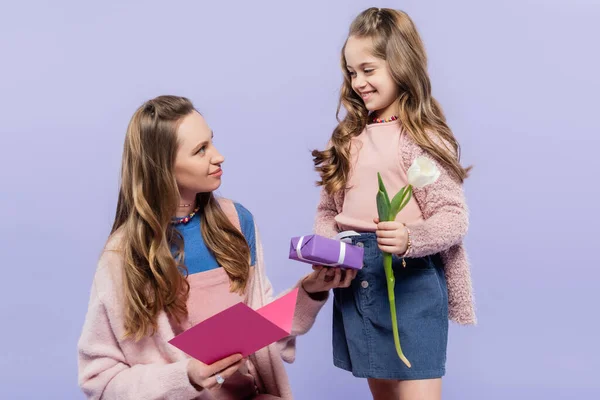 Glückliches Mädchen Mit Geschenkbox Und Tulpe Der Nähe Von Mutter — Stockfoto