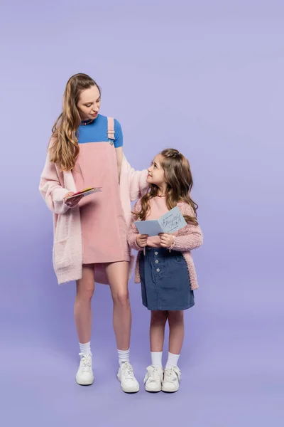 Longitud Completa Niño Alegre Leyendo Tarjeta Felicitación Madre Púrpura — Foto de Stock