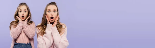 Shocked Mother Daughter Looking Camera Isolated Purple Banner — Stock Photo, Image