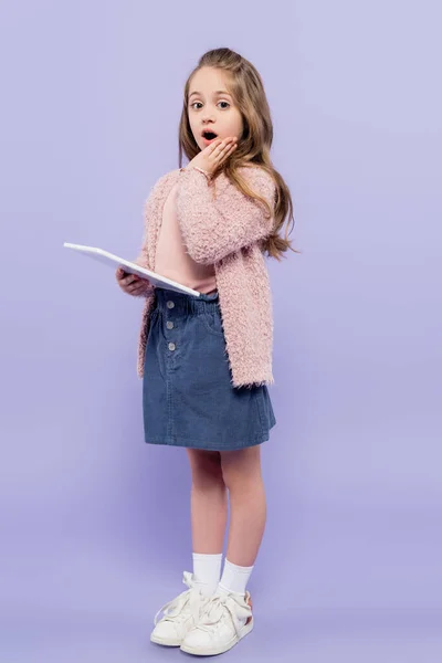 Full Length Shocked Girl Holding Digital Tablet Purple — Stock Photo, Image