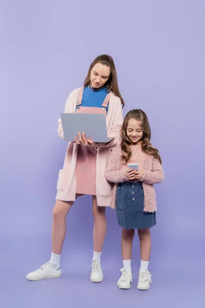 Pleine Longueur Mère Enfant Aide Gadgets Sur Violet — Photo