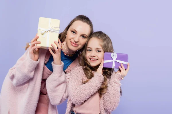 快乐的孩子和快乐的妈妈抱着紫色的礼物 — 图库照片