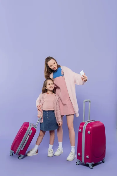 Comprimento Total Mãe Feliz Criança Tomando Selfie Perto Bagagem Roxo — Fotografia de Stock